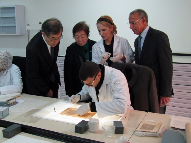 和紙を使っての古文書の修復作業