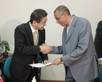 Cérémonie de signature des contrats de dons pour les projets de l'Aide non-remboursable aux micro-projets locaux contribuant à la sécurité humaine (17/03/2014) - l'Ambassadeur Kurokawa remettant le contrat au représentant de l'Association des mères, parents et tuteurs des élèves du Lycée qualifiant Ait Baha