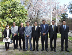 Cérémonie de signature des contrats de dons pour les projets de l'Aide non-remboursable aux micro-projets locaux contribuant à la sécurité humaine (17/03/2014) - Allocution par M. l'Ambassadeur Kurokawa - Avec les représentants des association bénéficiares et les collaborateurs de l'Ambassade