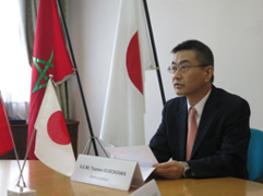 Cérémonie de signature des contrats de dons pour les projets de l'Aide non-remboursable aux micro-projets locaux contribuant à la sécurité humaine (25/03/2015) - Allocution par M. l'Ambassadeur Kurokawa