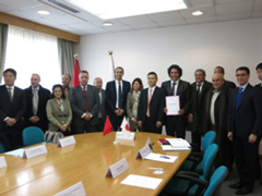 Cérémonie de signature des contrats de dons pour les projets de l'Aide non-remboursable aux micro-projets locaux contribuant à la sécurité humaine (25/03/2015) - Allocution par M. l'Ambassadeur Kurokawa - Avec les représentants des association bénéficiares et les collaborateurs de l'Ambassade