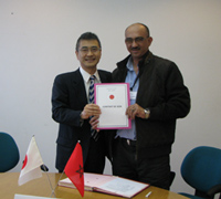 Cérémonie de signature des contrats de dons pour les projets de l'Aide non-remboursable aux micro-projets locaux contribuant à la sécurité humaine (04/03/2016) - l'Ambassadeur Kurokawa remettant le contrat au représentant de l'Association Imazzaln Lkhir pour le développement