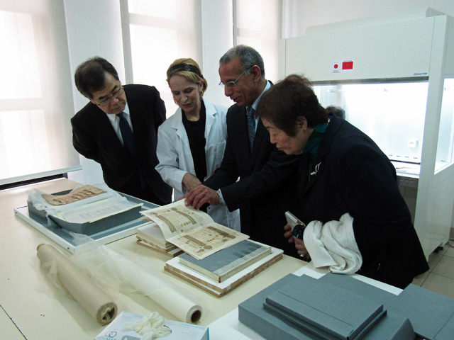 Don de papiers japonais par la Fondation KAMIMORI à la BNRM - Un manuscrit restauré avec du papier japonais - 16/02/2018
