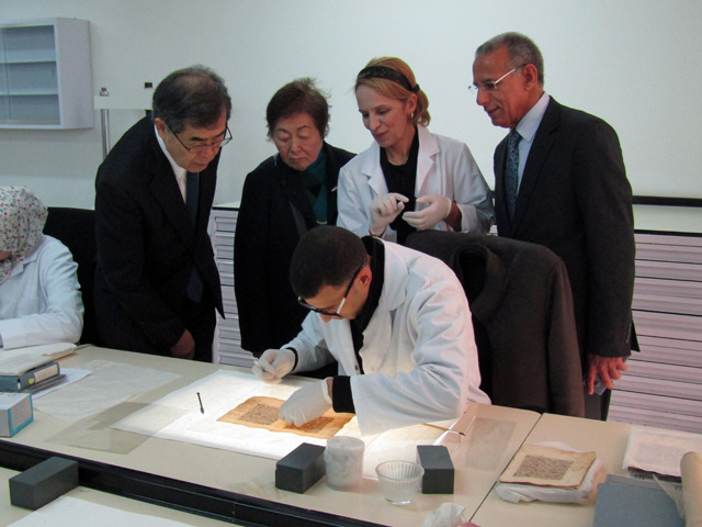 Don de papiers japonais par la Fondation KAMIMORI à la BNRM - Un manuscrit en cours de restauration avec du papier japonais - 16/02/2018