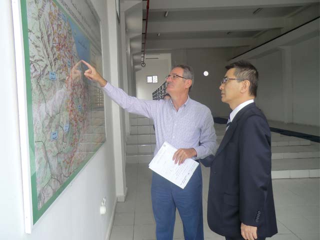 Visite de l’Ambassadeur KUROKAWA au site du projet des travaux du centre de l’eau potable de Bouhmed dans la région Chefchaouen - 2016/10/27