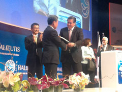 Cérémonie commémorative du 30ème anniversaire de la coopération halieutique Japon-Maroc - Experts japonais recevant les certificats d'appréciation - 18/02/2015