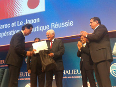 Cérémonie commémorative du 30ème anniversaire de la coopération halieutique Japon-Maroc - Experts japonais recevant les certificats d'appréciation - 18/02/2015
