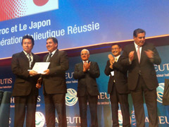 Cérémonie commémorative du 30ème anniversaire de la coopération halieutique Japon-Maroc - Experts japonais recevant les certificats d'appréciation - 18/02/2015