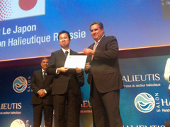 Cérémonie commémorative du 30ème anniversaire de la coopération halieutique Japon-Maroc - Experts japonais recevant les certificats d'appréciation - 18/02/2015
