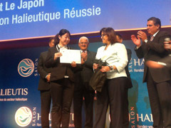 Cérémonie commémorative du 30ème anniversaire de la coopération halieutique Japon-Maroc - Experts japonais recevant les certificats d'appréciation - 18/02/2015