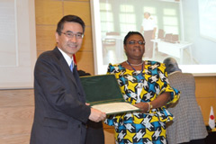 Séminaire de formation dans le domaine de la gestion portuaire (Coopération tripartite) - l'Ambassadeur Kurokawa remettant le diplôme de de fin de séminaire à une participante