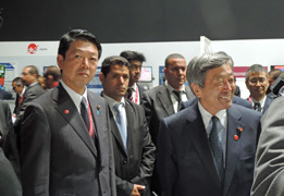 "The Fourth Japan-Arab Economic Forum" à Casablanca - S.E. Monsieur MUTO et S.E. Monsieur HAYASHI visitant les stands des entreprises et organismes japonais - 2016/05/04