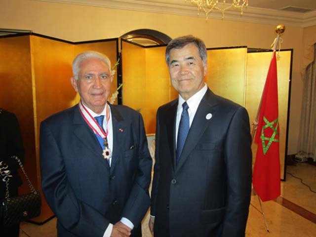 La cérémonie de remise de la décoration pour Monsieur Abdellatif GUERRAOUI