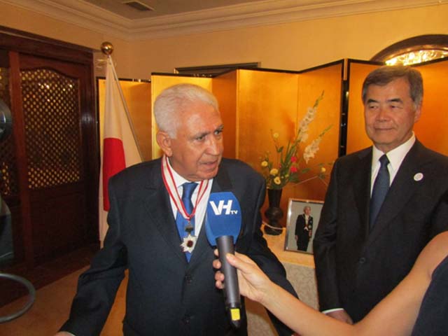La cérémonie de remise de la décoration pour Monsieur Abdellatif GUERRAOUI